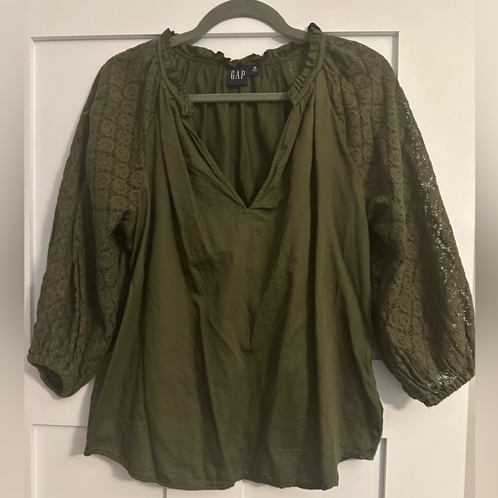 Gap 3/4 puff lace sleeve top. Size M